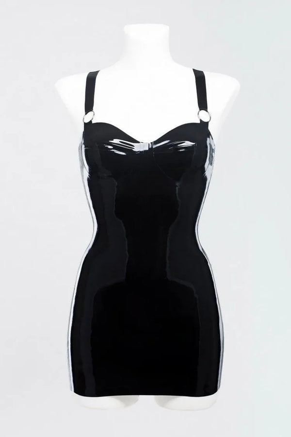 Robe en latex décorée d'anneaux métalliques