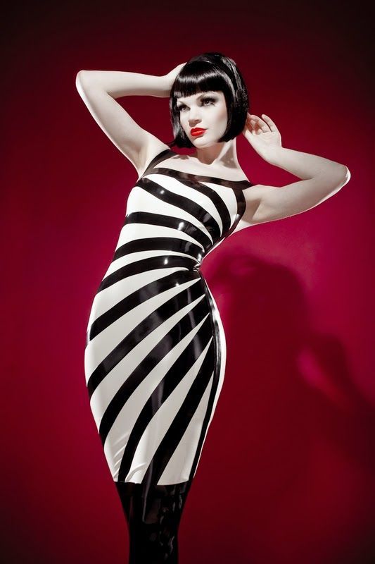 Robe en latex à rayures noires et blanches