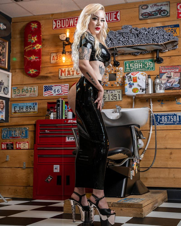 Robe vintage en latex noir fessée